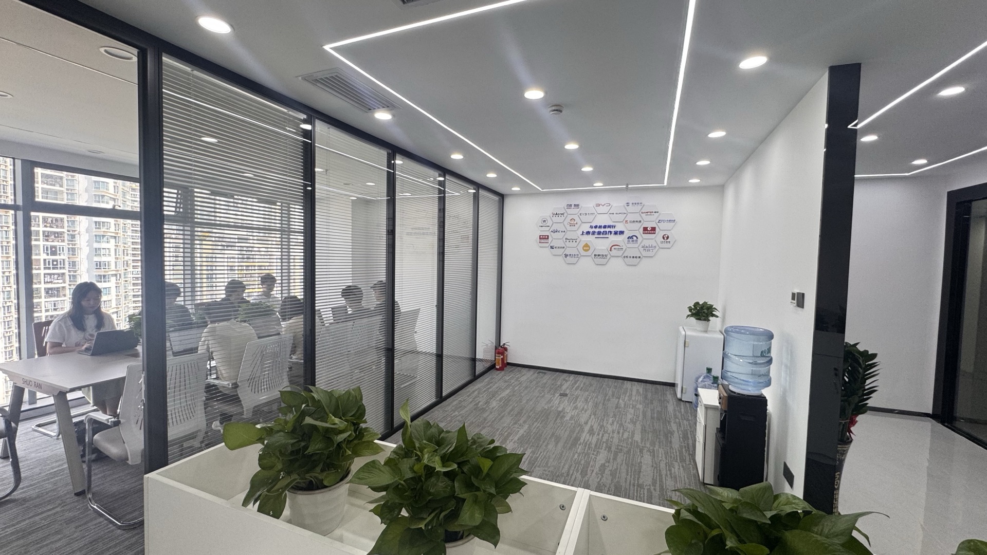 九序智能办公室走廊,墙上是上市企业合作案例展示