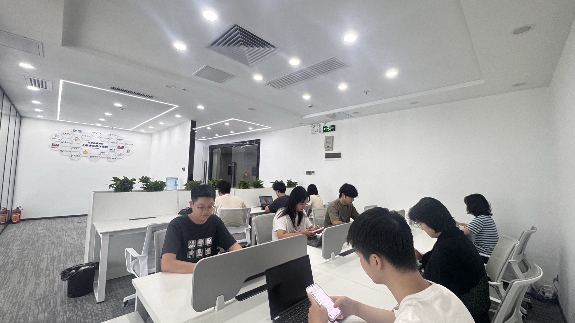 九序智能开放式办公区,同事们正在工位上工作